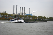 900407 Afbeelding van een binnenvaartschip op het Amsterdam-Rijnkanaal te Utrecht, met op de achtergrond de electrische ...